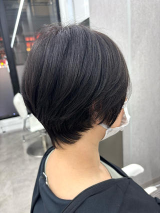 「Loe元町店（横浜元町）・関山が担当したレイヤーショートのビフォー〜アフターです。
ボリュームが欲しい部分にはふんわり感を、気になるところには軽さをプラス。毎日のお手入れがラクになる“大人女性に寄り添うショート”を意識しています。」 