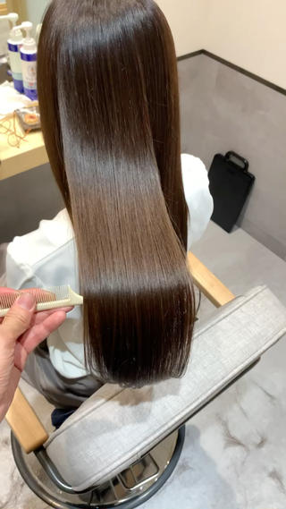 ウルトワトリートメントで髪に水分を与え、毛先でツヤと柔らかさのある髪に 