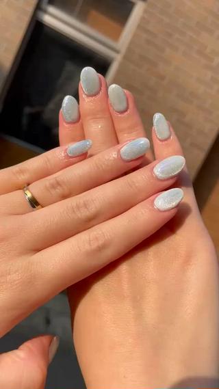 ベースに白を乗せたマグネットネイル
可愛い仕上がりになりました
今回のお客様は前回のネイルがすぐに剥がれてしまったのと自爪が綺麗に伸びていたので、＋¥1000でビルダーを乗せてしっかり厚みを出しつつ爪の保護をさせて頂きました 