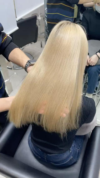 阪急大阪駅徒歩2分1月13当日予約可/残り2枠カット&カラー¥12500→ ¥4980何度でも使えるクーポン多数男性予約も急増中圧倒的ハイクオリティをお約束！


お気に入り登録がオススメです
来店前にオンラインカウンセリング
をさせていただけます

▹▸▹▸▹▸ 必ずお読みください◂◃◂◃◂◃

カラー&ブリーチ施術にこだわるにはワケがあります︎

髪にも命があると考えています。
【カラー&ブリーチ=手術】と考えてみてください！
カラー施術（特にブリーチ施術）で場合によっては毛が
ちぎれたり、ジリジリになってしまう
ことがあります。
これはもしも人間の体だとすると
命が無くなったり、大怪我をするのと同じです。

髪の命がかかった大手術を安いからとか
近いからとかいう理由で選んでしまうと
大変なことになってしまいます。

髪が切れても痛みは感じないですが
ちぎれたりしてしまうと見た目の印象が
圧倒的に変わってしまいます！

だからこそめちゃくちゃ大切なんです！

𓊆キレイな色で、髪がキレイ♡𓊇
だからこそ褒められる色だと思います


圧倒的な経験から髪の毛の状態に合わせて最適の技術を提供させていただきます。

髪の毛のダメージだったり、髪質や状態によって様々な悩みやトラブルがあると思います。
お客様1人1人が抱えている髪のトラブル、悩みを入念にカウンセリングでお聞きして解決方法をしっかりとご説明いたします。
.
経験があってこそ、悩みを的確に解決することができると考えています！
そのため使用している薬剤や、商材、道具も豊富に取り揃えております！
.
今まで思うようなカットや、カラーにならなかった
という方は是非一度お任せください★


≫≪≫≪≫≪≫≪≫≪≫≪≫≪≫≪≫≪≫≪≫≪≫≪≫≪≫≪≫≪≫≪≫≪≫


▹▸▹▸▹▸ 人気のヒミツがコレ◂◃◂◃◂◃

＊❶艶カラーマイスター在籍だから安心！
𓊆 100種類以上のカラー剤&50種類のブリーチをご用意 𓊇

高い知識を持った，艶カラーマイスターがお客様の
髪質に合わせ、出来るだけダメージを
しない選定にこだわりカラー剤やブリーチ剤を
提供させていただいております。

----------------------------------------


⌘10代後半女性〜30代女性に圧倒的人気♡


独自システム【オーダーメイドカラー】

【オーダーメイドカラー】とは、、
お客様一人一人の髪質に合わせ、
ブリーチ剤やケア剤を選定させて
いただくことで、圧倒的にダメージが
しなくなります♡
ブリーチ施術をしてもツヤっぽく
キレイなカラーをお楽しみいただけます


カラーやブリーチは誰にしてもらうかで
仕上がりの手触りや、キレイさが
大きく変わります！！
是非一度、私にお任せください𖠋

----------------------------------------



初めての方でも大歓迎♡

緊張せず、『友達の家に遊びに行く』
そんな感覚でご来店ください◡̈⃝

『ずっと通いたい！』そう感じていただけるよう
誠心誠意対応させていただきます＊

美容業界初✰カスタムメニュー採用
当店では、これまでの美容業界の常識覆し
従来のメニューを細分化しご用意しております！
ご自身に合ったメニューを、必要なメニューを
必要な分だけカスタマイズできるように
しております！！


リピーターの顧客様でのご予約が殺到しておりますので
早めのご予約をお願いいたします。

 ------------------------------------------------

お気に入り登録していただけると、お申し込み後もご連絡が出来ますので登録を推奨させて頂いております。

最後までご覧いただきありがとうございます♡

ご予約のお申し込みは下記のメニューの一覧からどうぞ。

ご相談やご質問も受け付けてますので、お気軽にご連絡ください◡̈⃝



【毛先カット】【メンテナンスカット】【アプリエカラー】【バレイヤージュ】【ピンク】【ハイライト】【グラデーション】【ダブルカラー】【店長カット】【スタイリストカット】【インナーカラー】【イルミナカラー】【メンズカット】【アディクシー】【イルミナ】【アディクシーカラー】【エヌドット】【ベージュ】【ミルクティーベージュ】【韓国】【ブルージュ】【ブルーブラック】【ブリーチなしダブルカラー】【フェイスフレーミング】【髪質改善】【白髪ぼかしハイライト】【ブリーチ】【インナーカラー】【アディクシーカラー】【トキオトリートメント】【透明感】【ケアブリーチ】【アッシュ】【ベージュ】【イヤリングカラー】【ホワイトベージュ】【アンブレラカラー】【逆インナーカラー】  #ブリーチカラー#ケアブリーチ #ラベンダーカラー#haircolor #ピンクカラー#デザインカラー#グレージュ#ホワイトベージュ#ホワイトラベンダー#パープルカラー#ピンクベージュ#bleachcolor #ブリーチ #ハイトーンカラー #ホワイトブリーチ #水色カラー#ダブルカラー #ぬきっぱなしブリーチ #インナーカラー #ブロンド #ホワイトピンク #ピンクラベンダー #ホワイトカラー#ミルクティーカラー #ホワイトブロンド#헤어스타일 #머리스타그램 #스타일링 #염색 #다이칸야마미용실   【バレイヤージュ】【ピンク】【ハイライト】【韓国カラー】【グラデーション】【ダブルカラー】【インナーカラー】【イルミナカラー】【アディクシーカラー】【エヌドット】【ベージュ】【ミルクティーベージュ】【韓国】【ブルージュ】【ブルーブラック】【ブリーチなしダブルカラー】【フェイスフレーミング】【髪質改善】【白髪ぼかしハイライト】【ブリーチ】【インナーカラー】【アディクシーカラー】【トキオトリートメント】【透明感】【ケアブリーチ】【アッシュ】【ベージュ】【イヤリングカラー】【ホワイトベージュ】【ホワイトカラー】【水色カラー】【メンズカット】【スパイラルパーマ】【マッシュ】【フェード】【スキンフェード】【ツイストパーマ】【ツイスパ】【ツイストスパイラル】【スキンフェード】【スパイラル】【メンズパーマ】【メンズカラー】【梅田美容室】【梅田】【茶屋町】【茶屋町美容室】【メンズブリーチ】【メンズダブルカラー】


 