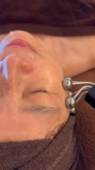 手では届きにくい深層筋を中周波でしっかり動かし、表情筋トレーニング☆
滞ったリンパ液が一気に促進され、リフトアップ&小顔効果！ 