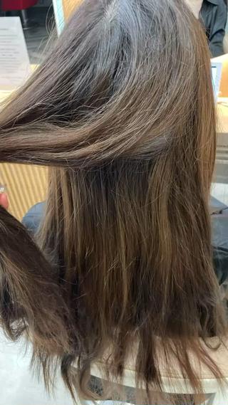 ブリーチ毛にも対応
ダメージで毛先が千切れてしまったお客様…
縮毛⇨ブリーチ⇨黒染め


是非アフターをご覧ください 