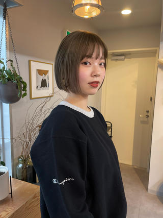 ブリーチで作るくすみオリーブベージュ
ナチュラルなベージュとはまた違うくすみのある色合いに◎
おすすめです 