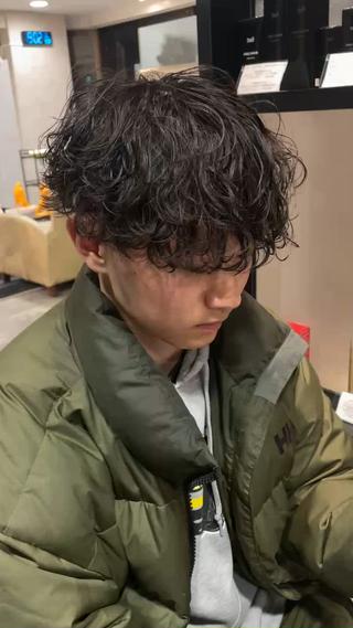 【メンズパーマ】

ケアパーマによりダメージを最小限に

抑えることで質感を向上し同時に髪の耐久性も

高めるので継続してパーマをかけることが可能です！

またご自宅での再現性が高く、明日からのセットが

時短になりオシャレで周りと差がつくカッコいい

メンズパーマスタイルをご提案します！




【ケアパーマ特徴】

︎低ダメージ
︎髪の耐久性UP
︎驚きの質感
︎パーマが長持ちしてセットしやすい
︎根本から毛先まで均一にカール感が出る
︎髪に必要な栄養を補給できる
︎頭皮の負担が少ない
︎髪質的にパーマがかかりづらい方も
　かかりやすくなる


ケアパーマ＋2200 