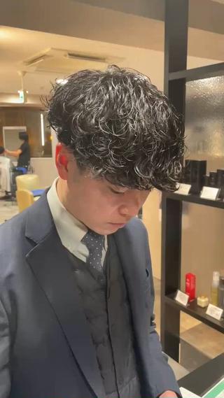 【メンズパーマ】

ケアパーマによりダメージを最小限に

抑えることで質感を向上し同時に髪の耐久性も

高めるので継続してパーマをかけることが可能です！

またご自宅での再現性が高く、明日からのセットが

時短になりオシャレで周りと差がつくカッコいい

メンズパーマスタイルをご提案します！




【ケアパーマ特徴】

︎低ダメージ
︎髪の耐久性UP
︎驚きの質感
︎パーマが長持ちしてセットしやすい
︎根本から毛先まで均一にカール感が出る
︎髪に必要な栄養を補給できる
︎頭皮の負担が少ない
︎髪質的にパーマがかかりづらい方も
　かかりやすくなる


ケアパーマ＋2200 