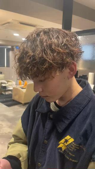 【メンズパーマ】

ケアパーマによりダメージを最小限に

抑えることで質感を向上し同時に髪の耐久性も

高めるので継続してパーマをかけることが可能です！

またご自宅での再現性が高く、明日からのセットが

時短になりオシャレで周りと差がつくカッコいい

メンズパーマスタイルをご提案します！




【ケアパーマ特徴】

︎低ダメージ
︎髪の耐久性UP
︎驚きの質感
︎パーマが長持ちしてセットしやすい
︎根本から毛先まで均一にカール感が出る
︎髪に必要な栄養を補給できる
︎頭皮の負担が少ない
︎髪質的にパーマがかかりづらい方も
　かかりやすくなる


ケアパーマ＋2200 