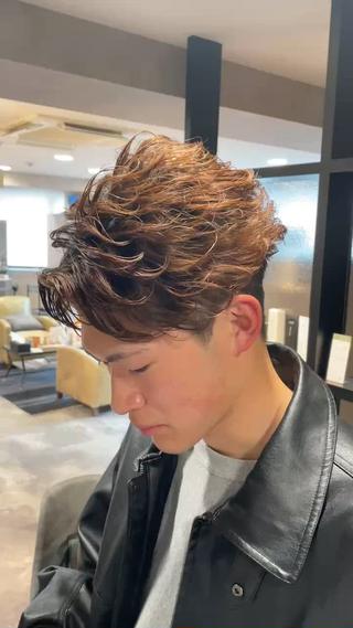 【メンズパーマ】

ケアパーマによりダメージを最小限に

抑えることで質感を向上し同時に髪の耐久性も

高めるので継続してパーマをかけることが可能です！

またご自宅での再現性が高く、明日からのセットが

時短になりオシャレで周りと差がつくカッコいい

メンズパーマスタイルをご提案します！




【ケアパーマ特徴】

︎低ダメージ
︎髪の耐久性UP
︎驚きの質感
︎パーマが長持ちしてセットしやすい
︎根本から毛先まで均一にカール感が出る
︎髪に必要な栄養を補給できる
︎頭皮の負担が少ない
︎髪質的にパーマがかかりづらい方も
　かかりやすくなる


ケアパーマ＋2200 
