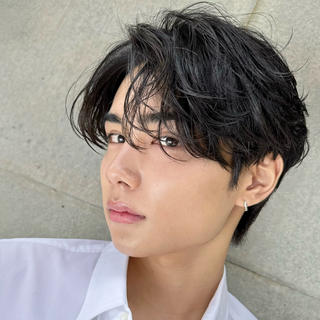 ○サイドは耳に少しかかる長さを残しつつ、バックは締めてあるのでシルエットがきれい。
○トップと前髪に程よい動きが出て、柔らかい印象になっています。
○ ワックスやバームでラフに仕上げると、より軽さや束感が強調されます。 