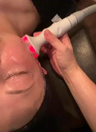 小顔フェイシャルの施術中 
