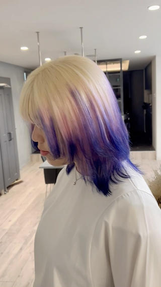 こちらは綺麗な抜きっぱなしのベースをつくり、次回以降のカラーに影響しない特別なカラー剤でのグラデーションエンドカラーのデザインをつくりました

2回目以降のブリーチが必要な方はブリーチ一回ごとに（+8800円）、デザイン料金（+3300円）、特別カラー剤の料金（+3300円）を別途でいただく形になります。 