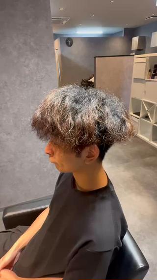 「真っ直ぐすぎるのはイヤ」
「でもクセや広がりは抑えたい」
そんな男性のための“曲がる縮毛矯正”。

まっすぐすぎない自然な毛流れで、
乾かすだけでも毛先に動きが出るのが特徴です。
湿気の多い日でも扱いやすく、
毎朝のスタイリングが格段にラクになります。

自然な仕上がりにこだわる方はぜひ一度ご相談ください！ 