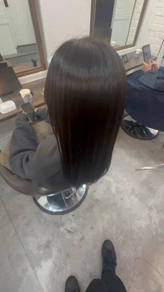 元々ストレートだったかの様な自然な仕上がりの縮毛矯正です♪

従来のストン、ペタンな仕上がりが嫌な方は是非お任せください♪

最大限にダメージを抑えた縮毛矯正♪

計画的に美髪を目指していける様にサポートさせて頂きます♪ 