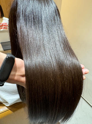高濃度水素ケアトリートメント 
ブリーチを繰り返し切れ毛やパサつきのあった
髪がここまで綺麗になりました ！！ 
