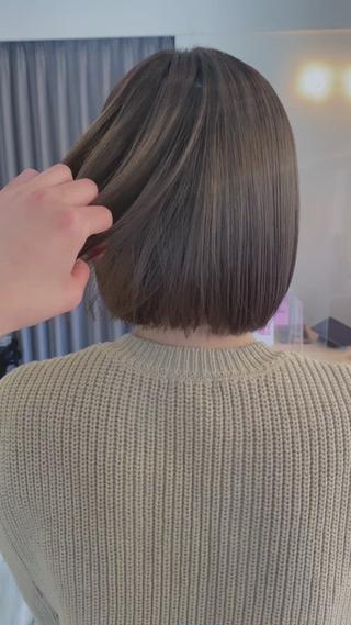 リタッチが伸びてきても気になりにくい
グラデーションカラー

根本を暗めに落としてあげると立体的に
いつものワンカラーにデザインを加えると
外国人みたいな陰影がついてとてもお洒落

1ブリーチで出来るカラーです！



#藤沢美容室
#藤沢カラー
#藤沢ボブ 