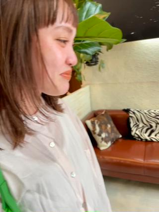 ナチュラルなブラウンベージュ
髪伸ばし中なので長さ変えずに顔周りレイヤーを入れて少しスタイルチェンジしました
最近顔周りレイヤースタイル人気です◎
是非カラーと合わせてお任せください