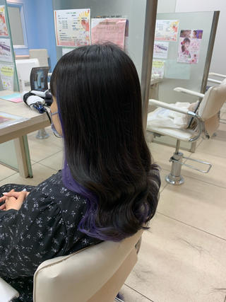 いつもきてくださるお客様
今回はブルーバイレットです
最近職場で色可愛いって褒めてもらうこと増えました!!って嬉しそうに話してくれるので、私もとっても幸せです
※お色によってブリーチ回数が変わったり、カラー材のお値段が変わりますので、ご予約の際は要相談になります!
#インナーカラー
#ブルーバイレット