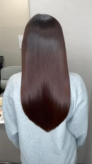 派手じゃない。
でも一瞬で「綺麗」って分かる髪。

1.繰り返すカラーでパサつく
2.赤み・黄みが気になる
3.大人っぽい艶が欲しい

そんな方のための
GLT髪質改善カラー

ブリーチなしでも
内側から発光する艶
柔らかい透明感
色落ちまで計算した上品カラー

「年齢と一緒に、髪もアップデートしたい」
そう思ったら、今がタイミング
当日予約OK 