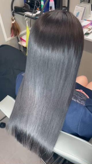 「触れたくなる、絹のような髪へ。」
「触れた瞬間に感じる、驚くほどのツヤと柔らかさ。
髪本来の美しさを引き出し、毎日が感動に変わる仕上がりを体験しませんか？
思わず触れたくなるサラサラな手触りと、光をまとったような輝きで、あなたの髪に新しいストーリーを。」

1. シルキー（Silky）なめらかな手触り
絹のようにさらさらと滑らかで、引っかかりのない髪の質感。
2. ヴェール（Veil）艶髪
髪の表面をコーティングするだけでなく、内部から補修することで、輝くようなツヤを引き出します
3. Treatment（トリートメントケア）
毛髪の水分量をコントロールし、柔らかくまとまりやすい髪質を実現。 