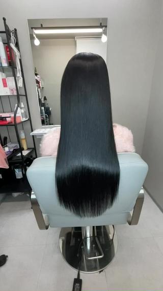 派手じゃない。
でも一瞬で「綺麗」って分かる髪。

1.繰り返すカラーでパサつく
2.赤み・黄みが気になる
3.大人っぽい艶が欲しい

そんな方のための
GLT髪質改善カラー

ブリーチなしでも
内側から発光する艶
柔らかい透明感
色落ちまで計算した上品カラー

「年齢と一緒に、髪もアップデートしたい」
そう思ったら、今がタイミング
当日予約OK 