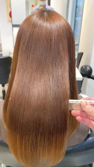 ブラシを使った自然な仕上がりの縮毛矯正
髪の毛に合わせて薬剤も選定するためダメージも軽減しながらかけていけます