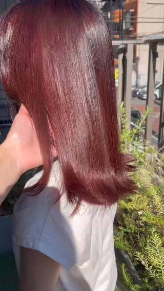 ツヤ感カラーチェリーブロッサム
外に出るとしっかり赤がわかり、室内だとワインレッドぽいです 
