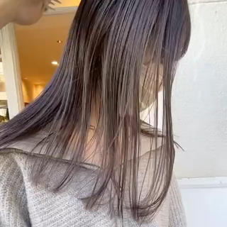 ぱつんとしたロングスタイルとラベンダーグレージュのハイライト。 