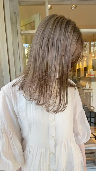 ケアブリーチでダメージを抑えたクリーミーベージュ。 