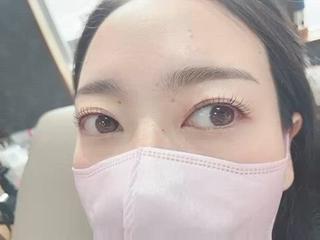 根本を立ち上げながら毛先に向かってカールをつけるデザイン 