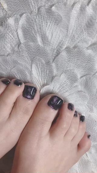 ブラックベースのピンク9Dネイル♡
角度によって光り方が変わってキュン 