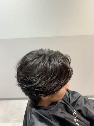 髪の毛の癖を伸ばしつつ、曲がる美髪矯正をかけてセットした際にフェザーパーマに近い束感に 