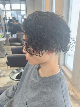 髪伸ばし中の方必見︎
毛先のダメージを考慮してパーマをかけていきます！ 