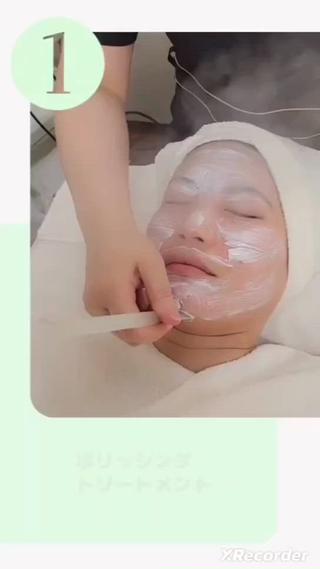 《施術の流れ》
⁡⁡
⁡①ポリッシングトリートメント⁡
⁡汚れを浮かし、吸着、汚れを取り除いていきます。ディープクレンジングだけでもくすみがキレイに

⁡②トーニング⁡
⁡イオン導入の浸透を高めるために、角質ケアで肌表面を整えます
⁡⁡
⁡③ビタミンA、Cを塗布⁡
⁡肌状態にあった導入剤を選んで塗布していきます。
⁡⁡
⁡④ガーゼをのせてイオン導入準備⁡
⁡⁡
⁡⑤マスクをのせる⁡
⁡肌の奥深くまでビタミンを浸透させるためマスクをのせます
⁡⁡
⁡⑥イオン導入⁡
⁡20分間イオン導入します
⁡⁡
⁡⑦アフタースキンケア⁡
ビタミン入り保湿クリームと日焼け止めでお仕上げします⁡
⁡⁡

 