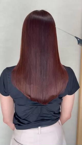 大人気の【髪質改善OVERicsトリートメント】

通常のトリートメントは表面をコーティングするのですが“OVERics”は髪の内部に栄養を入れ込みながら補修するので、カラーとの相性がとても良いです内側から強くなり、芯が通るイメージです

カラーと同時にできる特別ケア
髪の内部から補修するので、ダメージを抑えながら透明感カラーを楽しめます
艶感・透明感・色持ちが長続きして、触りたくなる美髪に。ダメージレスでワンランク上の仕上がりを求める方にオススメです 