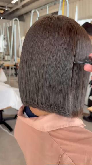 大人気の【髪質改善OVERicsトリートメント】

通常のトリートメントは表面をコーティングするのですが“OVERics”は髪の内部に栄養を入れ込みながら補修するので、カラーとの相性がとても良いです内側から強くなり、芯が通るイメージです

カラーと同時にできる特別ケア
髪の内部から補修するので、ダメージを抑えながら透明感カラーを楽しめます
艶感・透明感・色持ちが長続きして、触りたくなる美髪に。ダメージレスでワンランク上の仕上がりを求める方にオススメです 