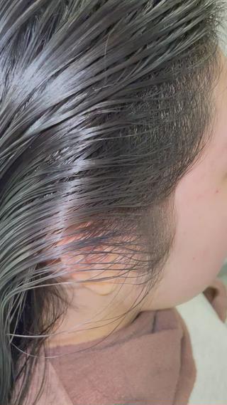 暗めで色落ちしていくとだんだん白くなるインナーカラー 