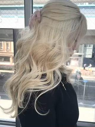 ロング カラー シールエクステ特化 ハイトーン、NANAのヘアスタイル