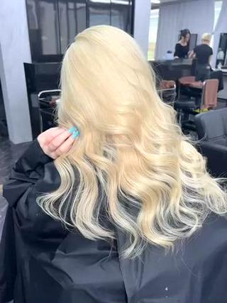 ロング カラー シールエクステ特化 ハイトーン、NANAのヘアスタイル