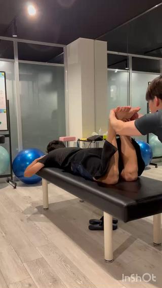 前回の続きの動画です！
足首を整えた後は、骨盤・頚椎・胸椎と歪みをととのえていきます
1回で姿勢も動きも見違えるほど変わったので、他の投稿も見てみてください

詳しくはInstagramへ！
@reo.25250805 