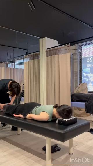 前回の続きの動画です

骨盤、胸椎、頚椎の歪みを整えて根本の原因から改善していきます
筋肉だけほぐしても完全に治ることは難しいですからね

私生活の見直しもお体を治すことに繋がりますよ

詳しくはInstagramへ！
@reo.25250805 