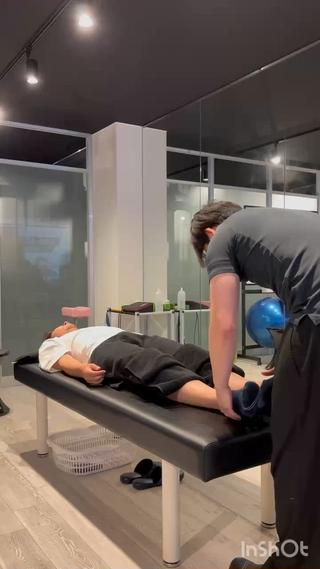 こちらは整体の施術動画の一部です。
骨の歪みをチェックして全身の骨の歪みを整えて体の負担を無くして症状改善していくという流れです
ぜひ受けてみたい方は初回割引でできますのでどうぞ

詳しくはInstagramへ！
@reo.25250805
 