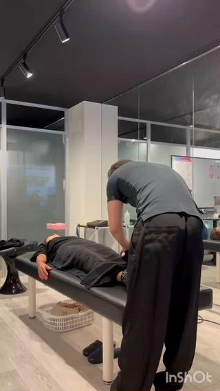 こちらは整体と鍼灸メニューの施術の一部です
全身の骨の歪みをチェックして骨盤、胸椎、頚椎と整えていきます！
骨は体の土台で根本の部分なので、整えてあげると筋肉の負担が減って凝りや痛みが解消されたり、姿勢が綺麗になって見た目も変わります

Instagramにビフォアフターの写真や動画をたくさん載せてますのでご覧ください
@reo.25250805 