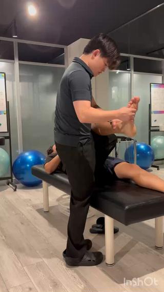 この方は、足首の動きが悪いせいで立ち方や歩き方に影響が出て最終的に姿勢が悪くなり首肩の凝りに悩まれていたので、足首から矯正をしました！

詰まっていた部分をフラットにすることで突っ掛かりが無くなり、スムーズに回せるようになりました

整体では、症状に対して色んな観点から原因を考え最善の施術を行なっていきます

詳しくはInstagramへ！
@reo.25250805 