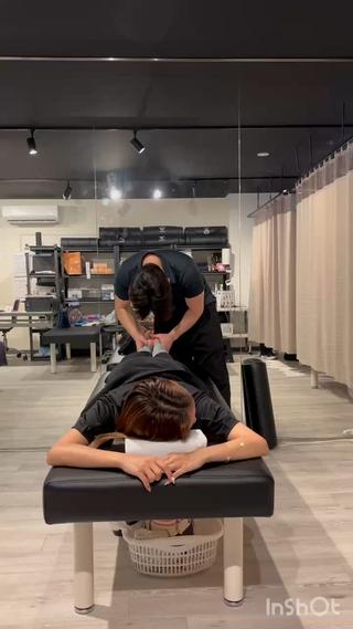 こちらは整体の一部です！

脚長差を見て骨盤の歪みを確認して矯正しています

足の長さが違うだけでおしりの大きさも変わったりするんですよー！

見た目も綺麗にしていきましょー

詳しくはInstagramへ！
@reo.25250805 