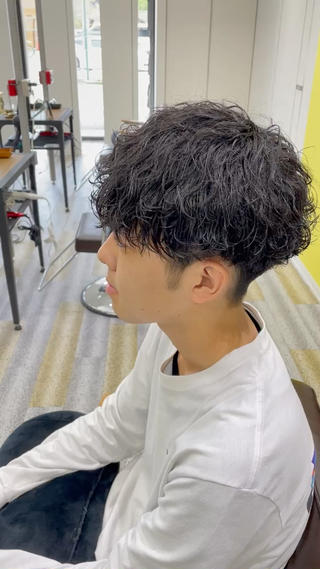 今都会で10代~20代の間で流行っている波巻きパーマです！
刈り上げは低めマッシュ重ためのスタイルです。前髪は目にかかるぐらいがオシャレでカッコよくなります◎
セットはとても簡単で濡らしてスタイリング剤をつけると簡単に動きが出てくれるパーマです！

お好みに合わせて髪の長さ、パーマの強さなど調節させて頂きますのでなんでもご相談くださいね♪ 