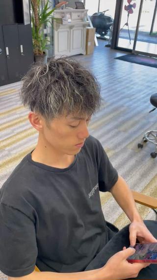 パーマスタイルにハイライトはとても相性がいいです
コントラストが効いてとてもかっこいいスタイルです◎
ムラシャンを使っていただくと長持ちします！
メッシュの色味やベースの色味、メッシュの量やパーマの強さなどもお好みで調整させて頂きますのでなんでもご相談くださいね♪ 