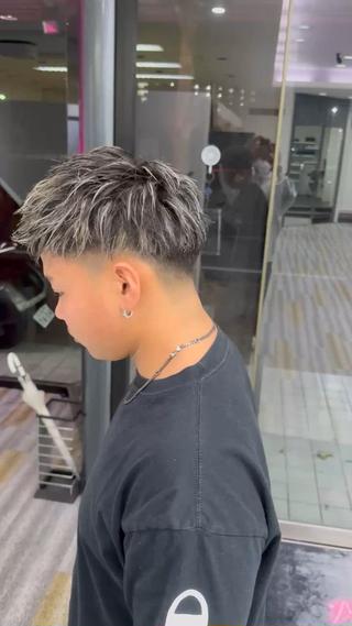 ショートスタイルにホワイトのハイライト
コントラストが効いてとてもかっこいいスタイルです◎
ムラシャンを使っていただくと長持ちします！
メッシュの色味やベースの色味、メッシュの量などもお好みで調整させて頂きますのでなんでもご相談くださいね♪ 