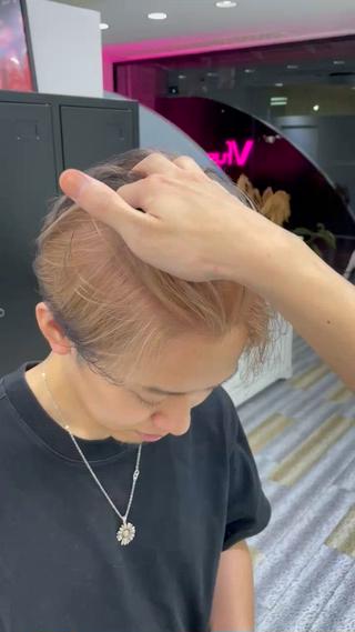 暖色ベージュに毛先が黒のデザインカラーです！

一色じゃ物足りない方、周りと何か差が欲しい方おすすめです◎

毛先に色を入れてあげることで、スタイリングをした際に動きが出てくれておしゃれ感もアップします♪

ケアブリーチを使用しておりますのでダメージレスに施術させて頂きます！ 