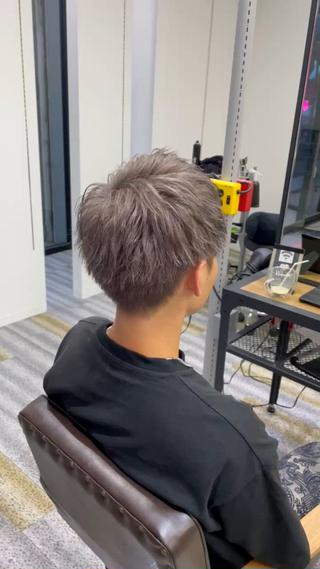 ショートに、シルバー系のハイトーンは相性抜群です◎
※ブリーチ必須

ムラシャンなどを使用していただくと色落ちも楽しんでいただけます♪ 