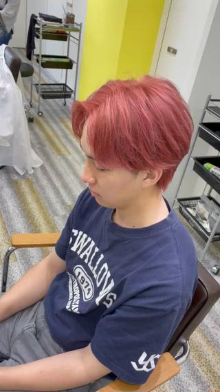 ※ブリーチ1～2回必須のスタイルです。

季節にあった秋っぽいハイトーンピンクにセンターパートでオシャレ感UP♪

濃ゆめに色を入れておくことで色落ち過程も楽しめますよ◎
 