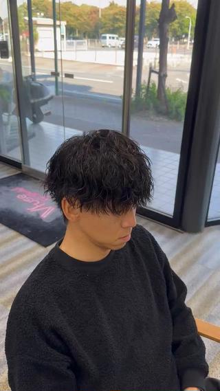 今都会で10代~20代の間で流行っている波巻きパーマです！
刈り上げは低めマッシュ重ためのスタイルです。前髪は目にかかるぐらいがオシャレでカッコよくなります◎
セットはとても簡単で濡らしてスタイリング剤をつけると簡単に動きが出てくれるパーマです！

お好みに合わせて髪の長さ、パーマの強さなど調節させて頂きますのでなんでもご相談くださいね♪ 